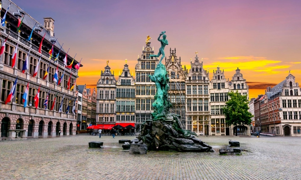 Kh&aacute;m ph&aacute; lịch sử v&agrave; kiến tr&uacute;c độc đ&aacute;o tại Grote Markt v&agrave;o th&aacute;ng 10