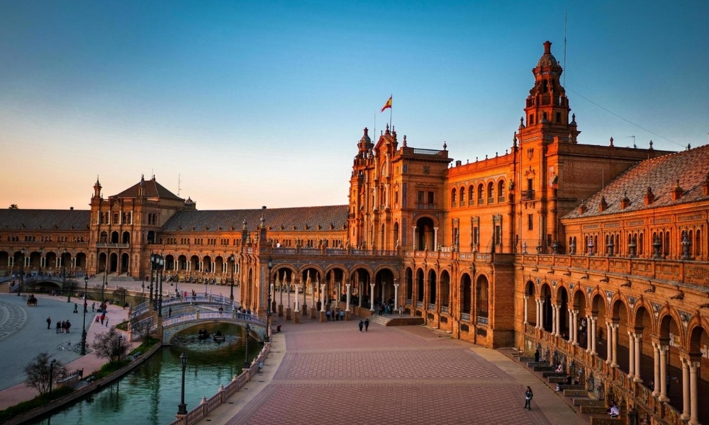 Quảng trường Plaza de Espa&ntilde;a nhuốm sắc thu dịu d&agrave;ng