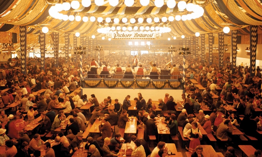 Du kh&aacute;ch tại Oktoberfest c&oacute; thể thưởng thức bia tươi v&agrave; tham gia nhiều tr&ograve; chơi truyền thống