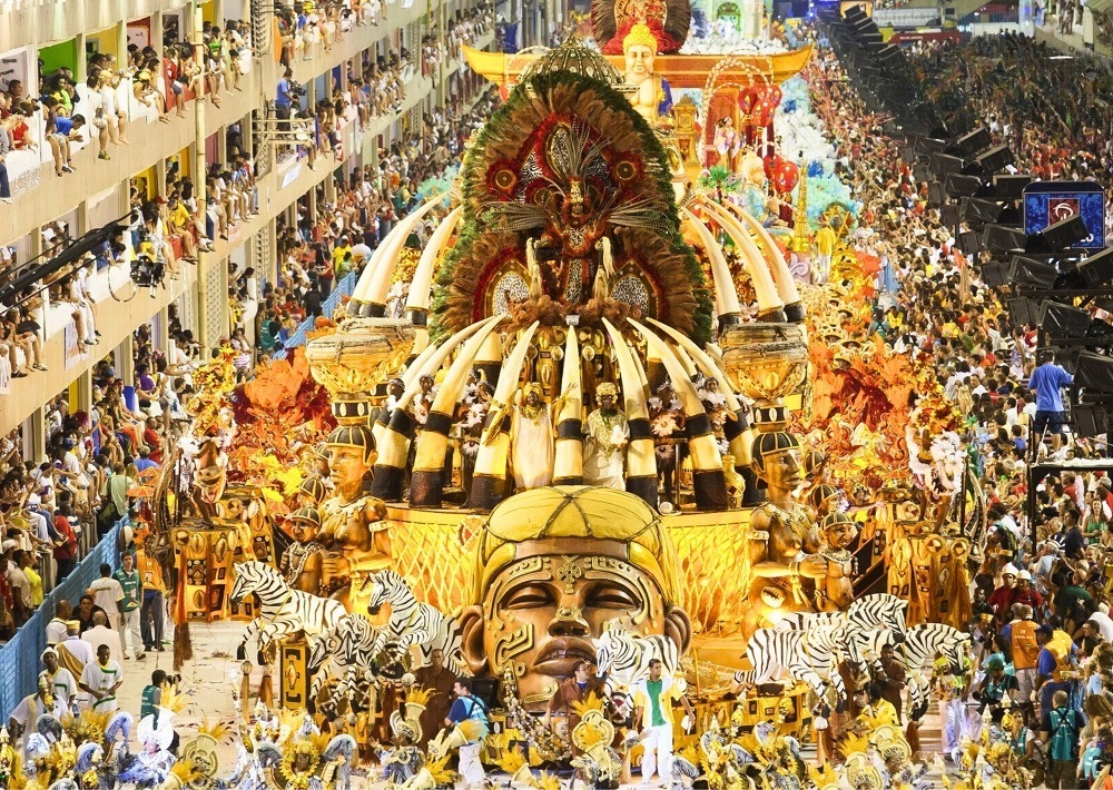 Xe diễu h&agrave;nh rực sắc m&agrave;u lăn b&aacute;nh qua phố cổ Cologne