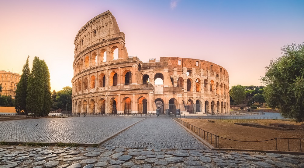 &Aacute;nh s&aacute;ng m&ugrave;a thu dịu nhẹ l&agrave;m nổi bật từng vết t&iacute;ch thời gian tr&ecirc;n những bức tường đ&aacute; của Đấu trường La M&atilde;