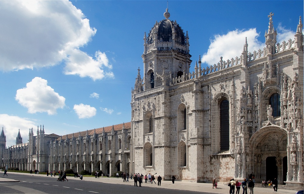 Tu viện Jer&oacute;nimos hiện l&ecirc;n uy nghi dưới bầu trời u &aacute;m cuối thu, nổi bật với những m&aacute;i v&ograve;m v&agrave; họa tiết đi&ecirc;u khắc tinh xảo