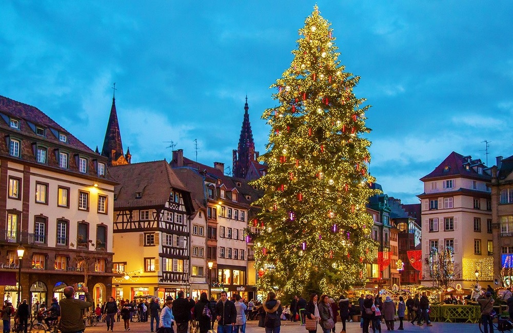 Strasbourg &ndash; thủ đ&ocirc; Gi&aacute;ng sinh rực rỡ với phố cổ, chợ Noel v&agrave; c&acirc;y th&ocirc;ng khổng lồ huyền thoại