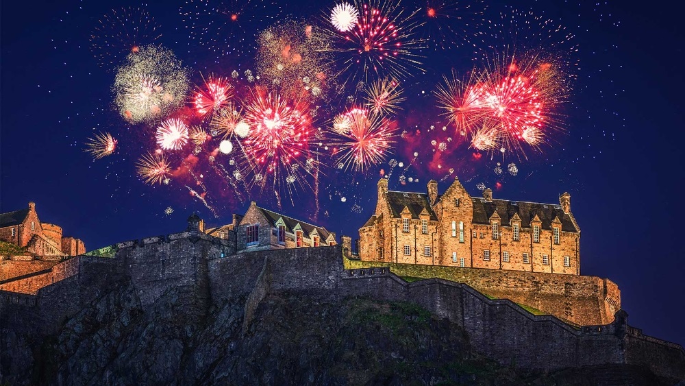 Ph&aacute;o hoa rực rỡ thắp s&aacute;ng bầu trời đ&ecirc;m Edinburgh trong khoảnh khắc giao thừa Hogmanay