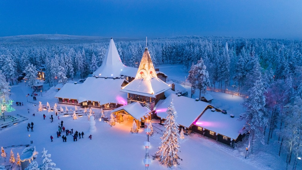 Th&aacute;ng 12 tại Lapland tuyết trải d&agrave;i khắp rừng th&ocirc;ng, mặt hồ đ&oacute;ng băng v&agrave; m&aacute;i nh&agrave; gỗ cổ k&iacute;nh