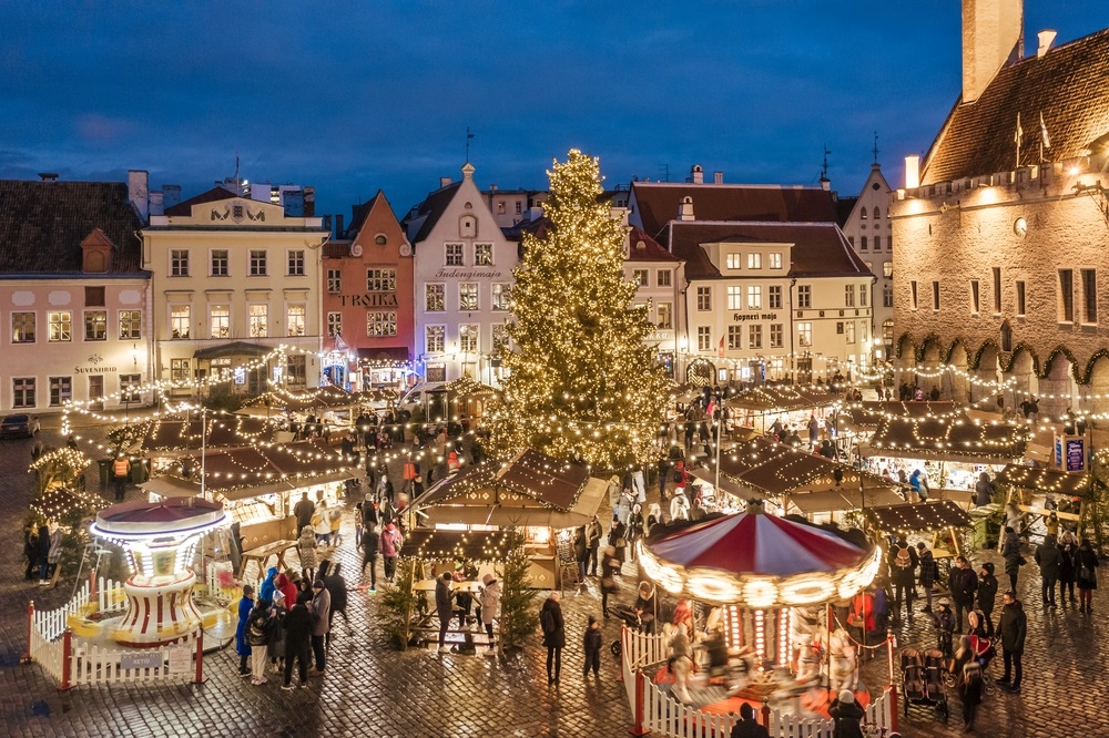 Quảng trường T&ograve;a Thị Ch&iacute;nh Tallinn bừng s&aacute;ng với c&acirc;y th&ocirc;ng Noel lịch sử v&agrave; chợ Gi&aacute;ng sinh nhộn nhịp
