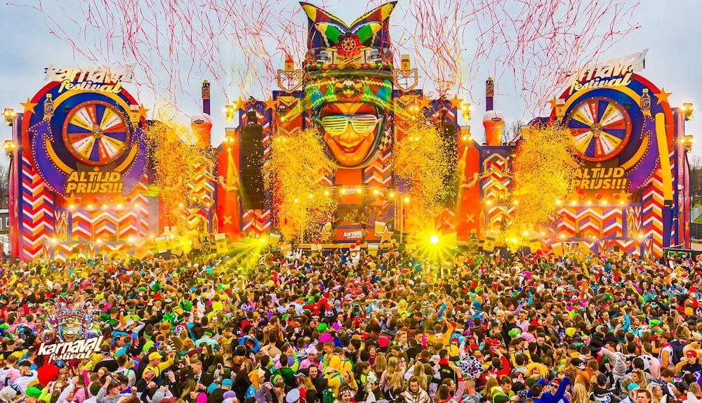 Kh&ocirc;ng kh&iacute; n&aacute;o nhiệt tại lễ hội h&oacute;a trang ở Cologne (Đức)