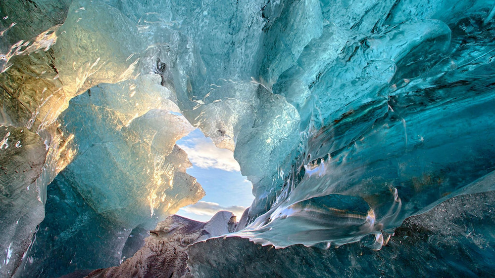 Vẻ đẹp kỳ b&iacute;, huyền ảo của những hang động băng tại Iceland