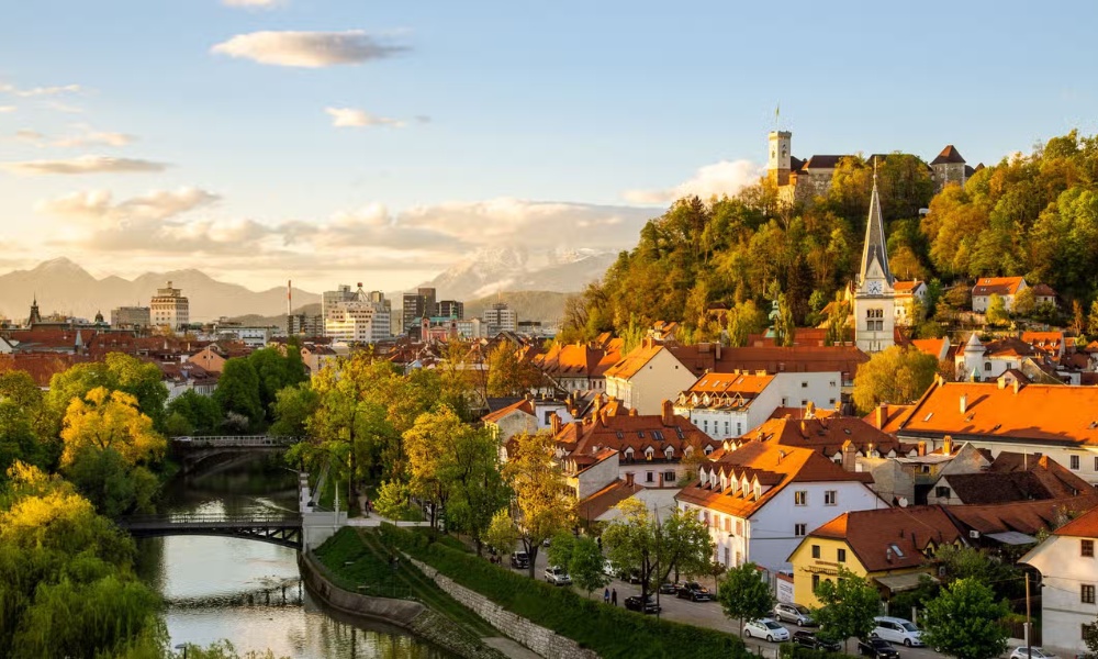 Ljubljana thanh bình trong ánh nắng sớm của mùa xuân