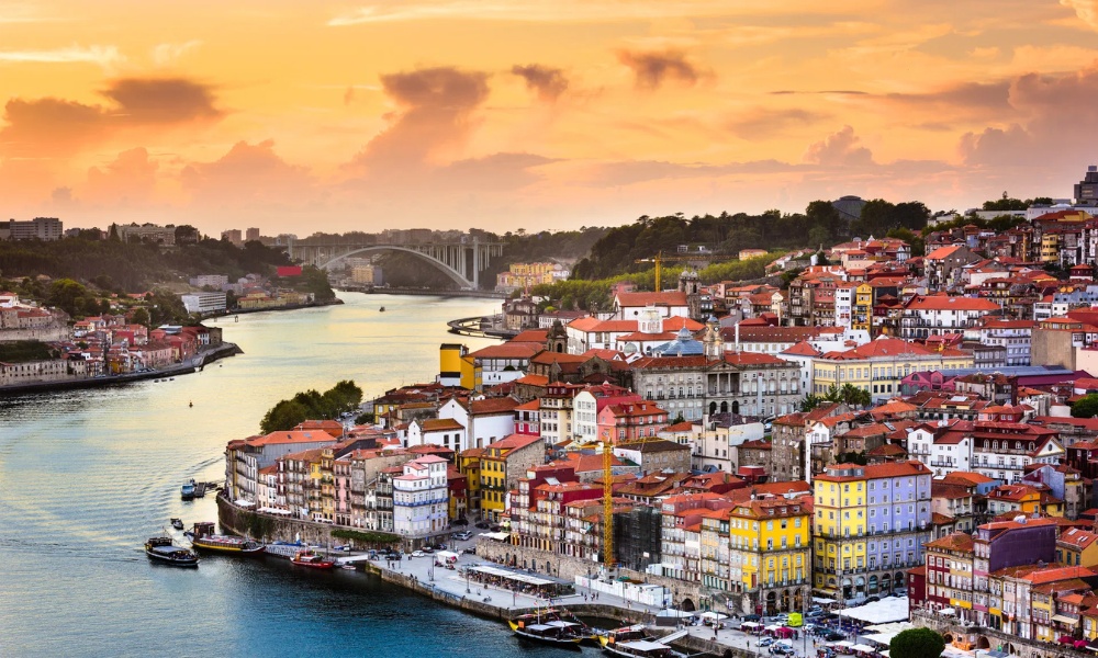 Hoàng hôn bên bờ sông Douro nhuộm vàng cả khu phố cổ Ribeira