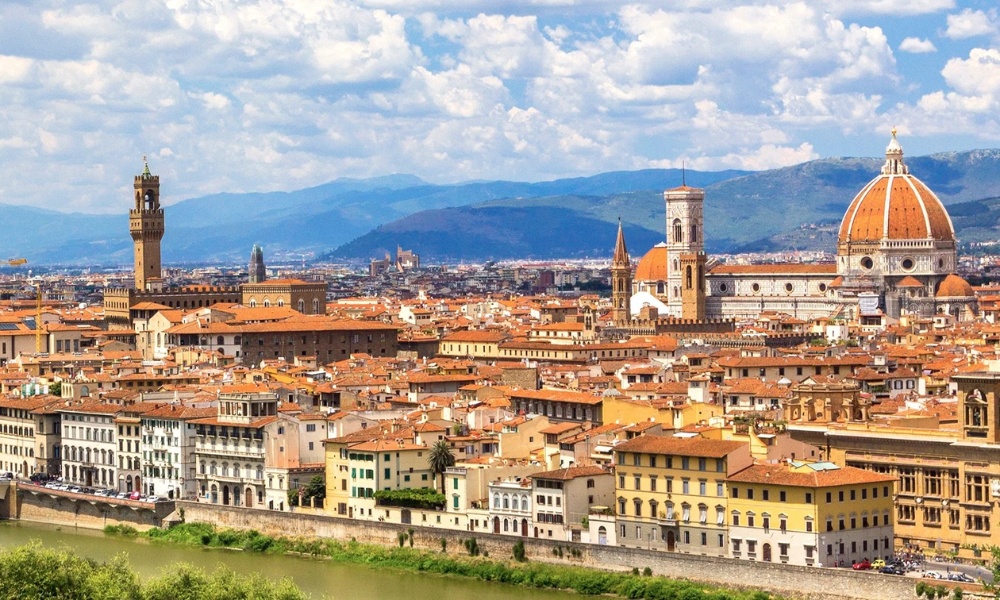 Mái vòm Duomo tỏa sáng trong nắng xuân, nổi bật giữa lòng Florence cổ kính
