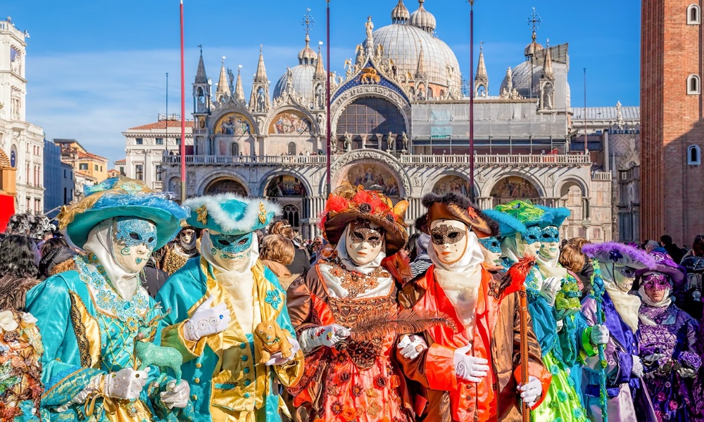 Các bộ hóa trang lộng lẫy biến đường phố Venice thành sân khấu đầy màu sắc và huyền bí