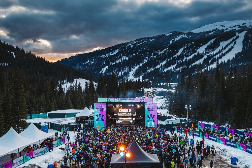 Snowbombing biến thị trấn Mayrhofen yên bình thành thiên đường tiệc tùng náo nhiệt giữa mùa đông