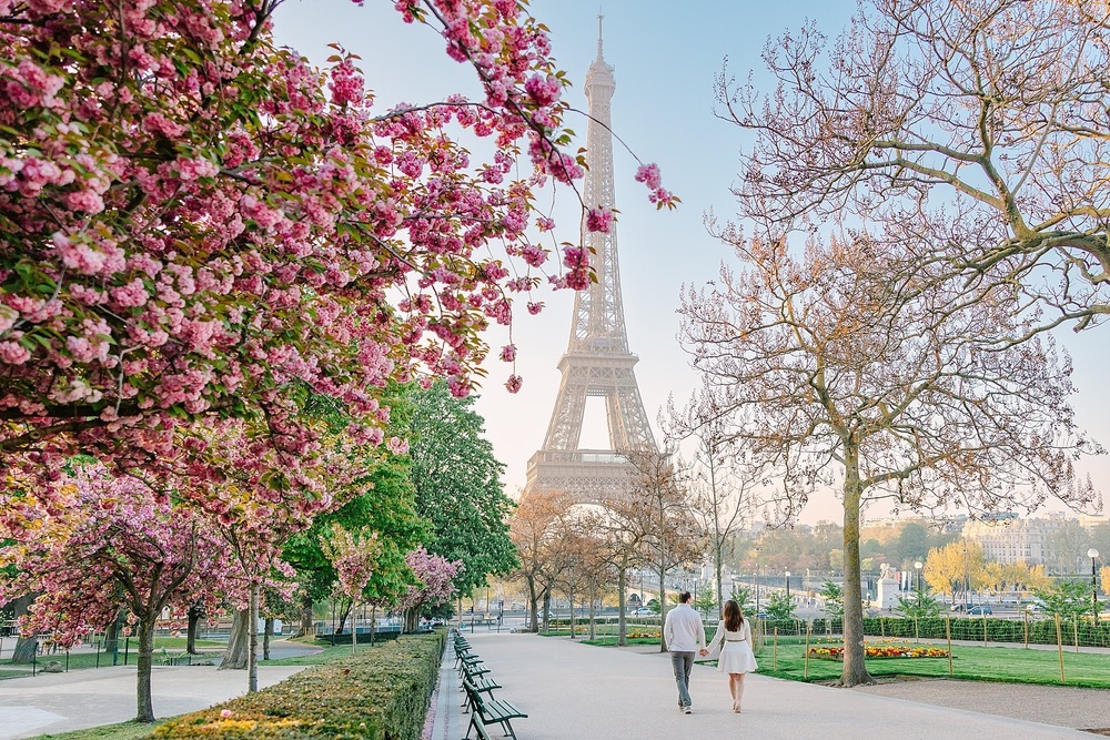 Dạo bước thư thả qua tháp Eiffel trong tiết xuân tháng 4 dịu nhẹ của Paris
