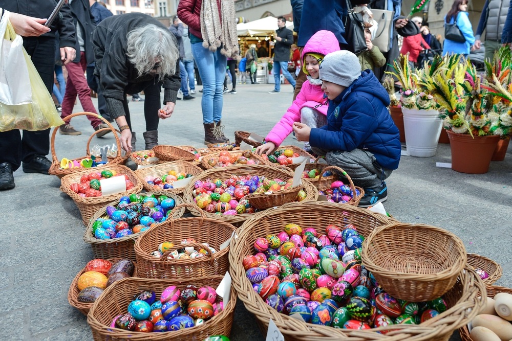 Chợ Phục Sinh tràn ngập sắc màu, tấp nập người qua lạI