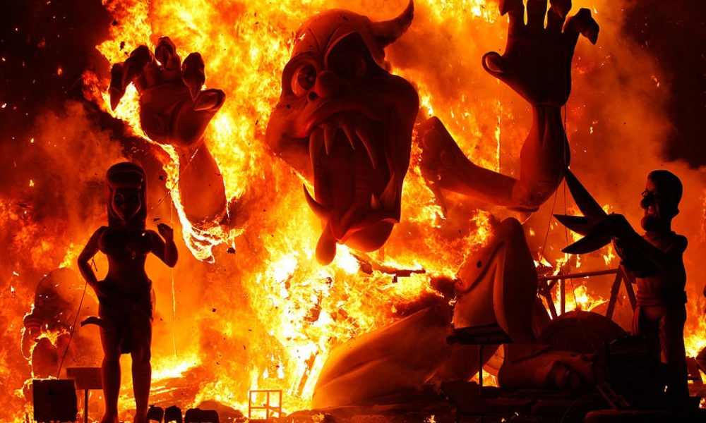 Những h&igrave;nh nộm hogueras rực ch&aacute;y trong đ&ecirc;m La Crem&agrave;&nbsp;