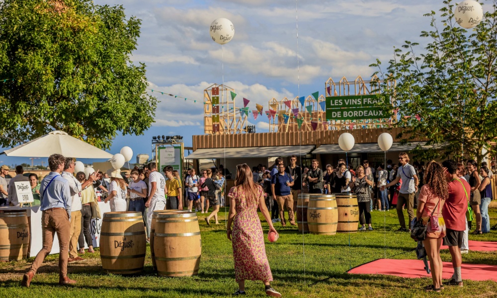 D&ograve;ng người tấp nập thưởng thức rượu vang trong lễ hội Bordeaux