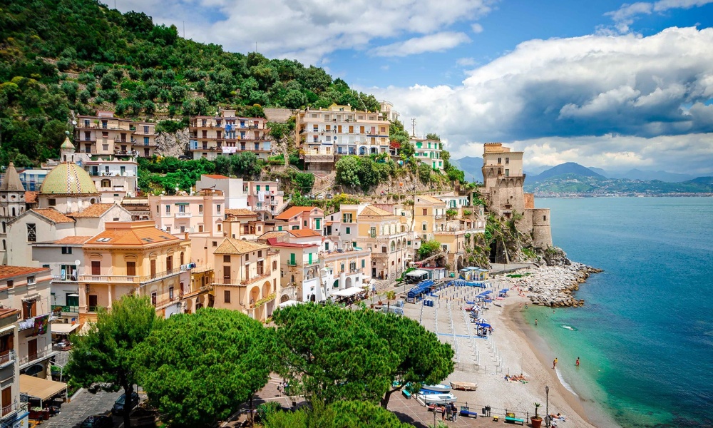 Vẻ đẹp rực rỡ của b&atilde;i biển Amalfi Coast, nơi &aacute;nh nắng m&ugrave;a h&egrave; tỏa s&aacute;ng tr&ecirc;n c&aacute;t trắng mịn