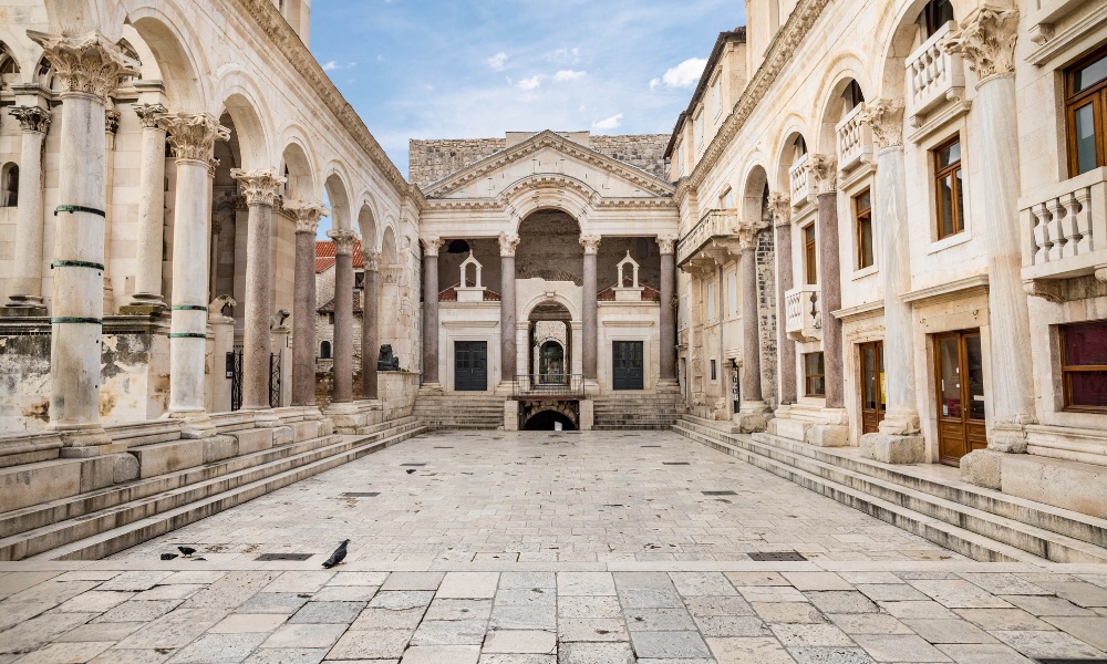 Cung điện Diocletian&rsquo;s Palace l&agrave; dấu ấn lịch sử v&ocirc; c&ugrave;ng quan trọng tại Split