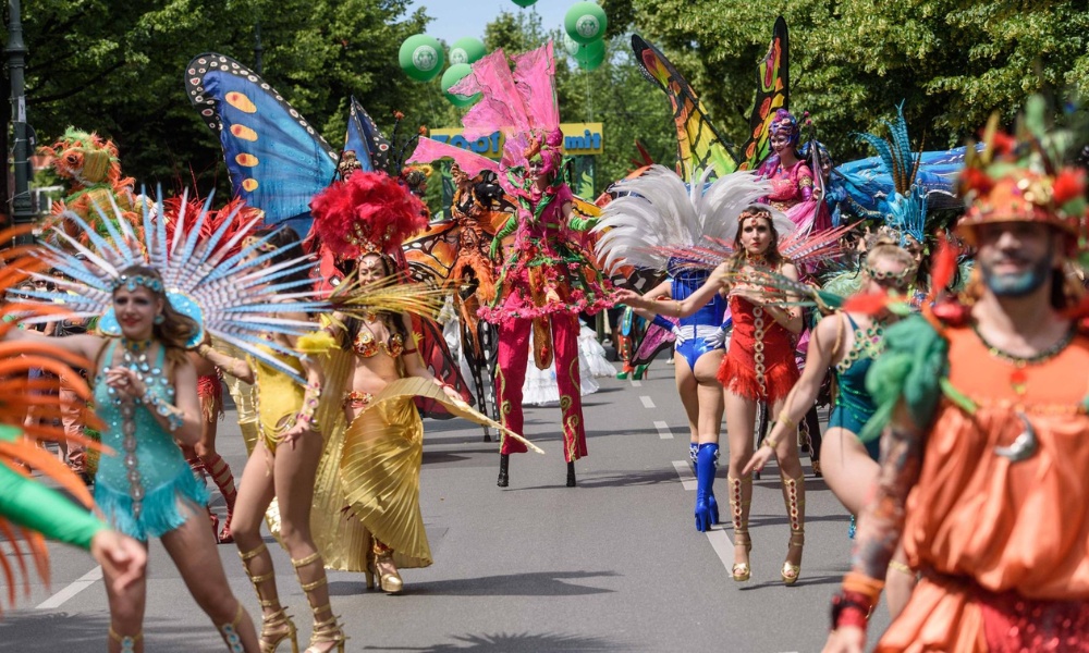 Lễ hội Karneval der Kulturen tại Berlin, nơi &acirc;m nhạc v&agrave; vũ điệu sắc m&agrave;u từ nhiều quốc gia h&ograve;a quyện trong kh&ocirc;ng gian n&aacute;o nhiệt