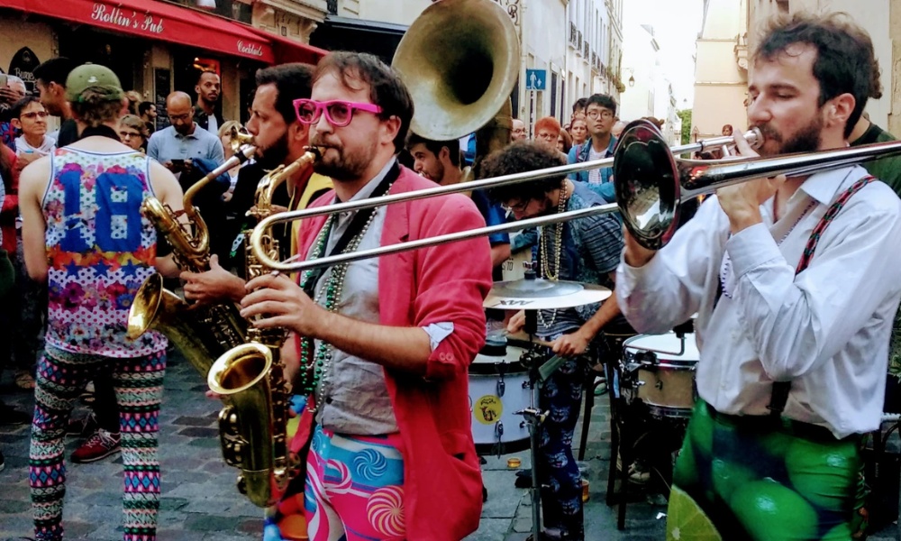 Cả th&agrave;nh phố h&oacute;a s&acirc;n khấu trong ng&agrave;y hội &acirc;m nhạc lớn nhất nước Ph&aacute;p