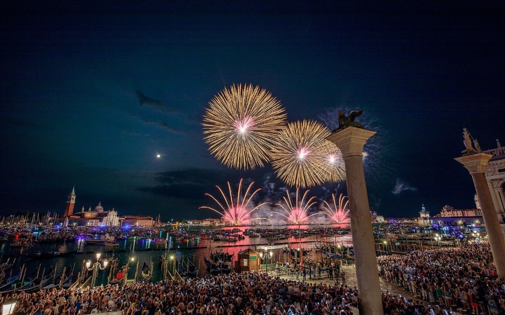 Ph&aacute;o hoa rực rỡ tr&ecirc;n k&ecirc;nh Venice trong đ&ecirc;m hội Festa del Redentore