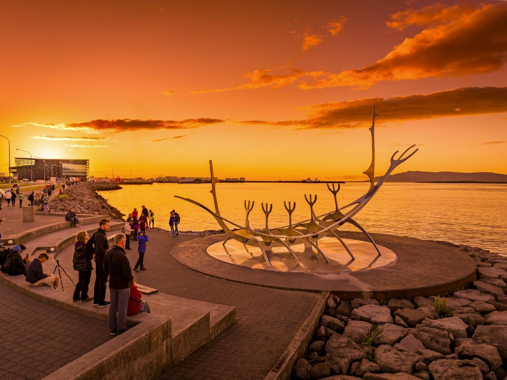 Khung cảnh m&ugrave;a h&egrave; rực nắng chiều b&ecirc;n tượng Sun Voyager, Reykjavik