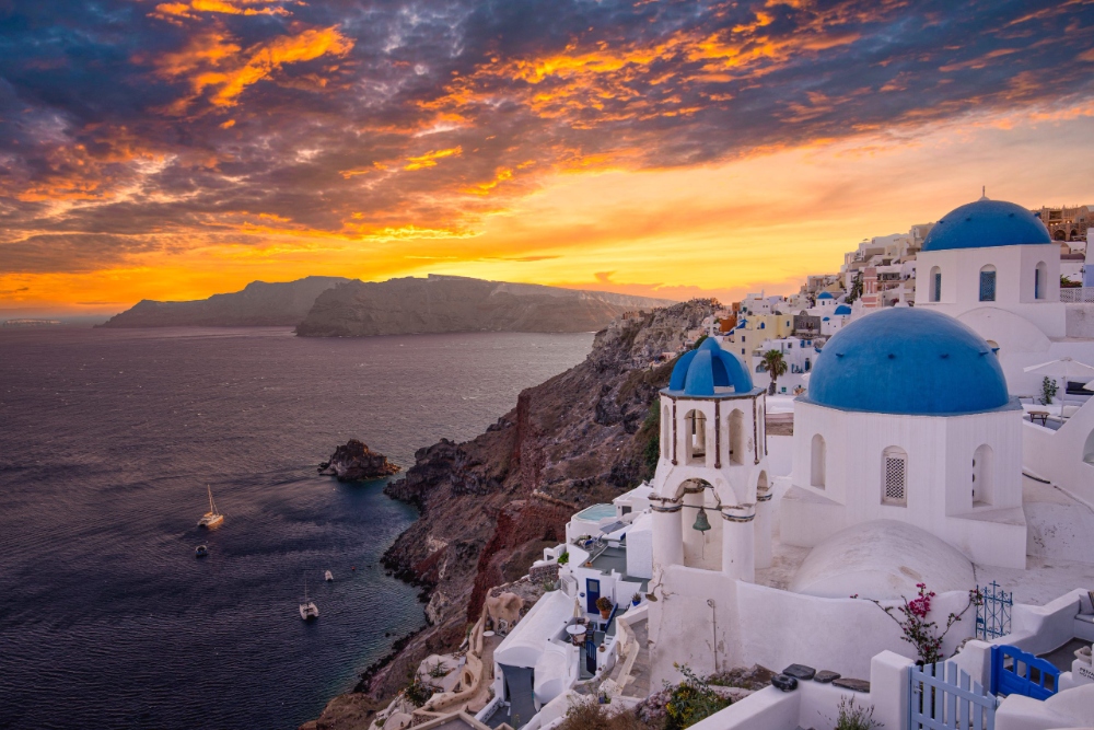 Ho&agrave;ng h&ocirc;n tuyệt đẹp ở Oia, Santorini v&agrave;o th&aacute;ng 7