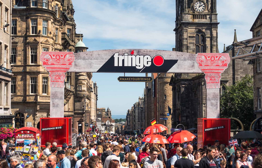 Hàng trăm nghìn người đổ về Edinburgh, Scotland để tham dự lễ hội Nghệ thuật Edinburgh Fringe