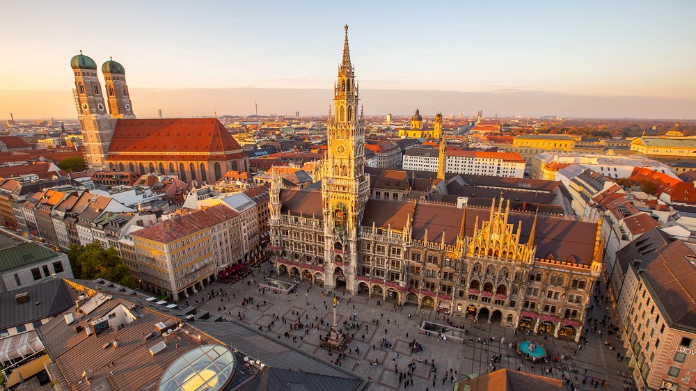 Góc phố cổ Marienplatz vào thu - nơi tiếng chuông glockenspiel vang vọng giữa không gian trầm mặc của Munich