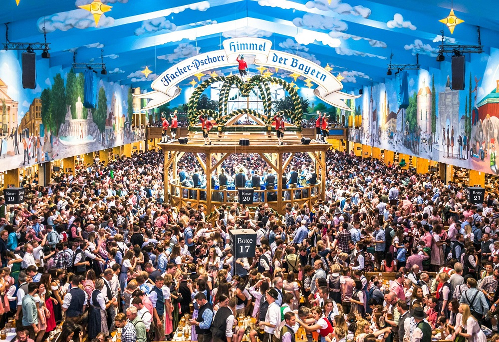 Không khí tưng bừng trong một lều bia truyền thống tại Oktoberfest