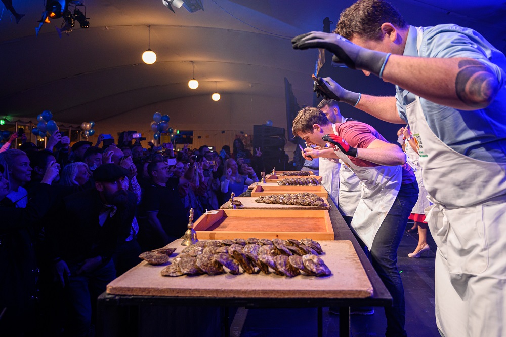 World Oyster Opening Championship - cuộc thi mở hàu nổi tiếng thế giới thu hút những tay nghề xuất sắc từ khắp nơi quy tụ về Galway