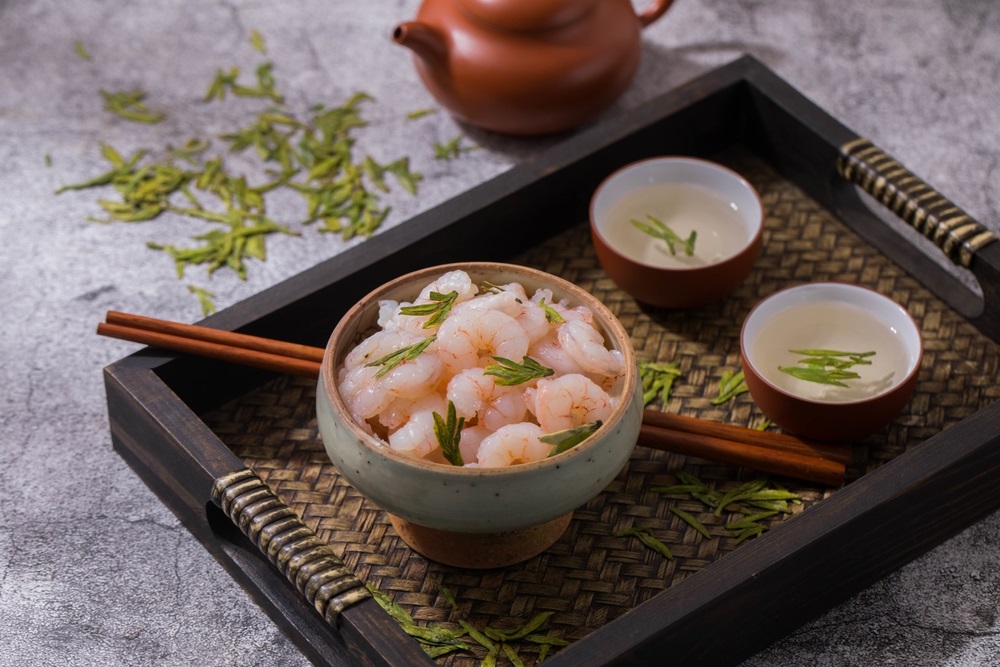 T&ocirc;m n&otilde;n Long Tỉnh gi&ograve;n ngọt, phảng phất hương tr&agrave; Long Tỉnh thanh tao