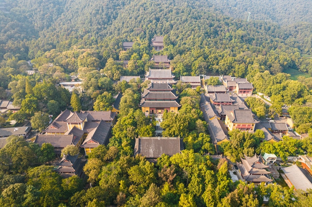 Ch&ugrave;a Linh Ẩn uy nghi giữa n&uacute;i Phi Lai, nơi lưu giữ h&agrave;ng trăm tượng Phật v&agrave; ph&ugrave; đi&ecirc;u đ&aacute; cổ