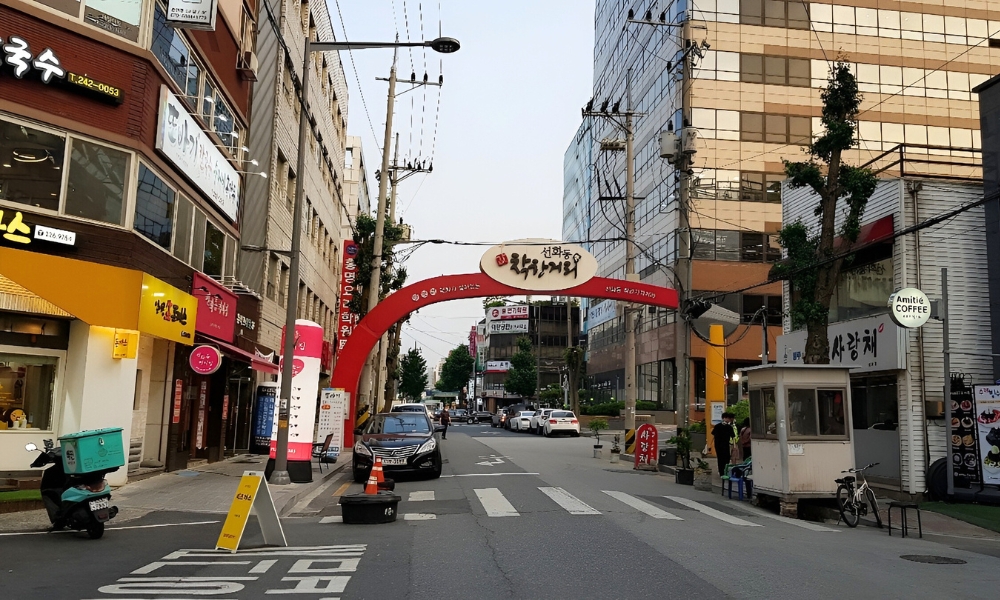 Seonhwa-dong sẽ l&agrave; nơi ph&ugrave; hợp để bạn thưởng thức những m&oacute;n ăn đường phố thơm ngon