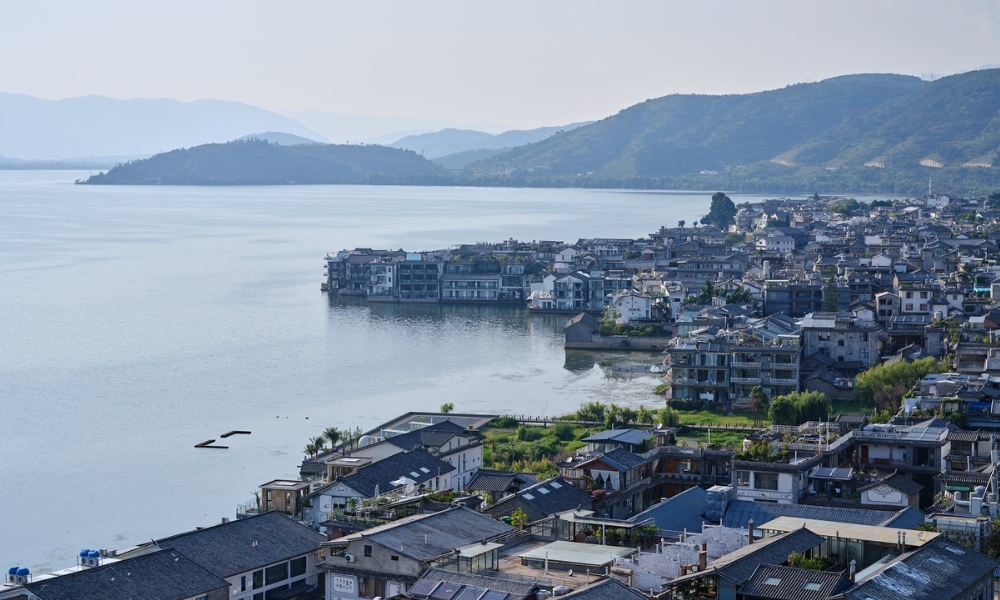 Shuanglang là thị trấn ven hồ Nhĩ Hải nổi tiếng với cảnh đẹp và văn hóa người Bạch