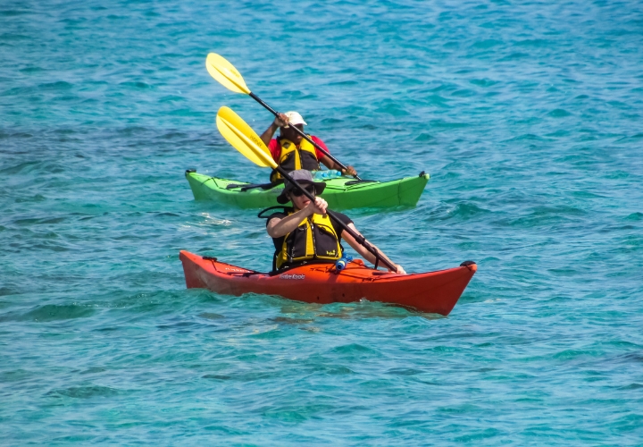 Bạn c&oacute; thể tự do tham quan v&agrave; tận hưởng l&agrave;n nước biển trong xanh bằng c&aacute;ch ch&egrave;o thuyền kayak&nbsp;