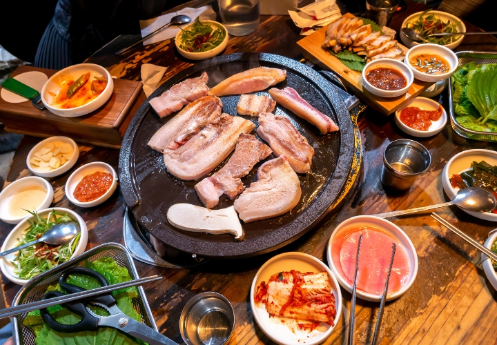 Thịt heo đen được chế biến từ giống heo được nu&ocirc;i tại đảo Jeju&nbsp;