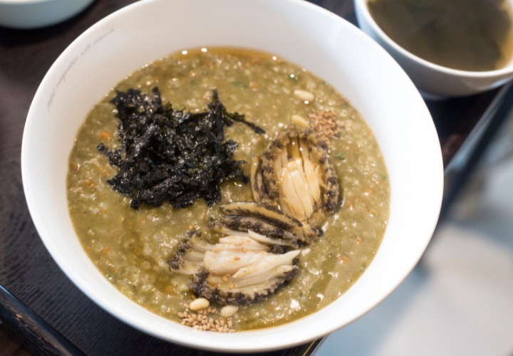 Ch&aacute;o b&agrave;o ngư l&agrave; m&oacute;n ăn bổ dưỡng với b&agrave;o ngư tươi được đ&aacute;nh bắt trực tiếp tại biển&nbsp;