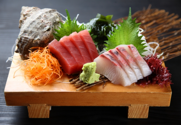 Sashimi được chế biến từ 100% hải sản tươi sống, đậm vị b&eacute;o ngậy, tươi m&aacute;t&nbsp;