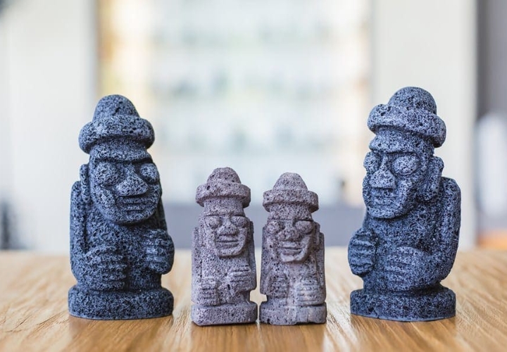 Bạn c&oacute; thể mua c&aacute;c bức tượng đ&aacute; Dol Hareubang (hay tượng cụ &ocirc;ng) về l&agrave;m qu&agrave;&nbsp;