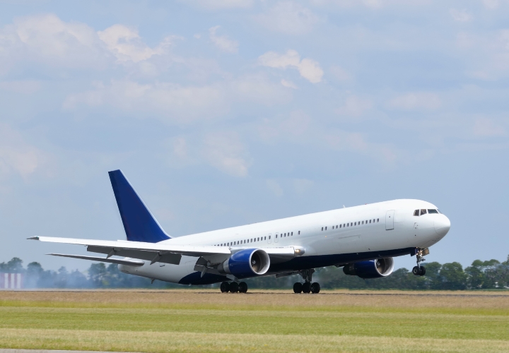 Du kh&aacute;ch c&oacute; thể di chuyển tới Jeju bằng m&aacute;y bay&nbsp;