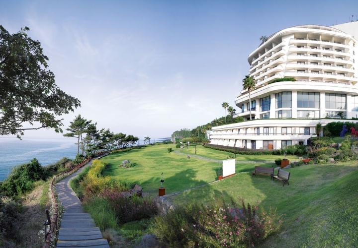 Tại đảo Jeju c&oacute; kh&aacute; nhiều h&igrave;nh thức lưu tr&uacute;, ph&ugrave; hợp với mọi ng&acirc;n s&aacute;ch