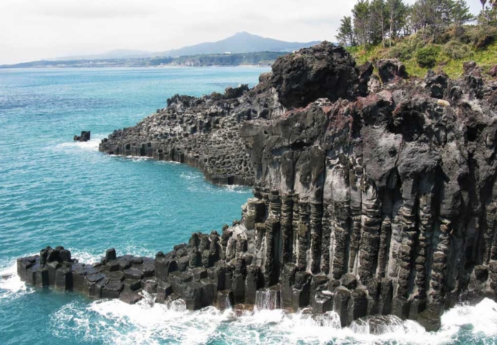 Jusangjeolli Cliff được h&igrave;nh th&agrave;nh từ những tảng đ&aacute; bị vỡ dưới &aacute;p lực của dung nham n&uacute;i lửa