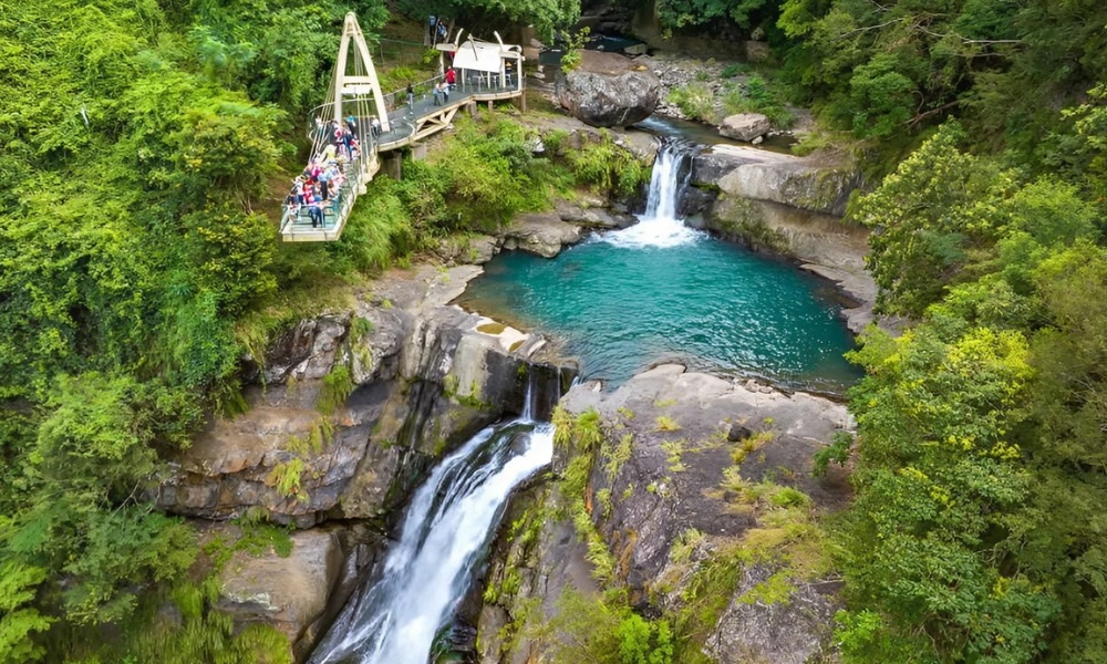 Trải nghiệm bước đi giữa kh&ocirc;ng trung với tầm nh&igrave;n to&agrave;n cảnh n&uacute;i rừng tại Xiao Wulai