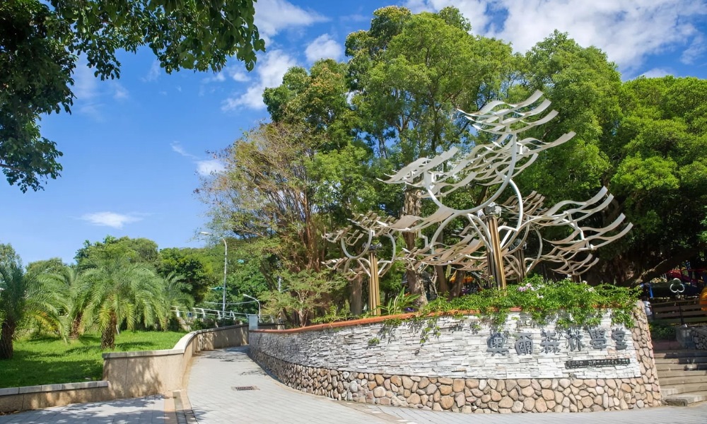 C&ocirc;ng vi&ecirc;n n&uacute;i Hutou l&agrave; nơi ho&agrave;n hảo để kết hợp ngắm cảnh th&agrave;nh phố Đ&agrave;o Vi&ecirc;n từ tr&ecirc;n cao