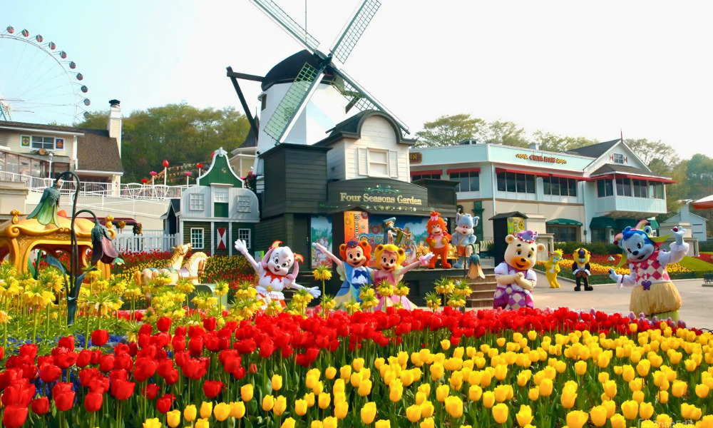 Khu vườn hoa European Adventure với cối xay gi&oacute; v&agrave; c&aacute;c nh&acirc;n vật hoạt h&igrave;nh đ&aacute;ng y&ecirc;u