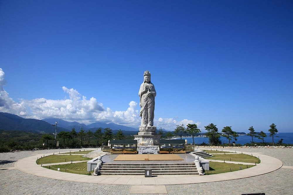 Du khách có thể chiêm ngưỡng tượng Bồ tát Quan Thế Âm cao 16 mét tại chùa Naksansa