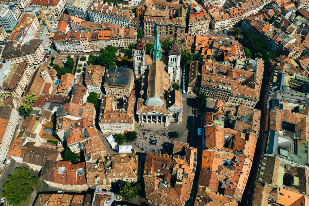 Dải phố cổ Geneva với đá lát cuội và mái nhà cổ kính