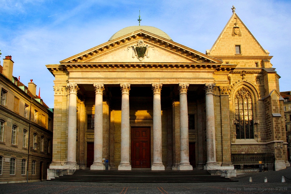 Nhà thờ Saint Peter nổi bật giữa khu phố cổ